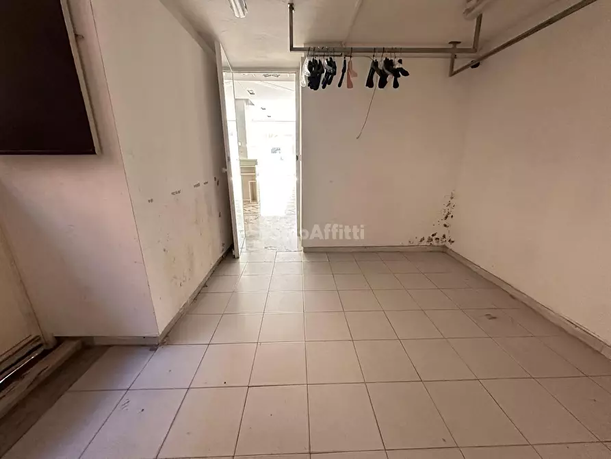 Immagine 18 di Locale commerciale in affitto  in Corso Trieste 189 a Caserta