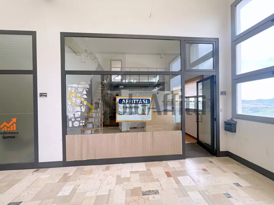Immagine 1 di Locale commerciale in affitto  a Osimo