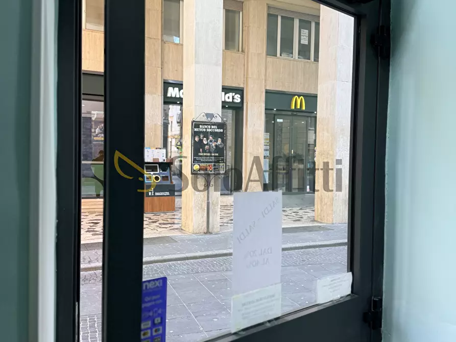 Immagine 13 di Locale commerciale in affitto  in Via Pretoria 117 a Potenza