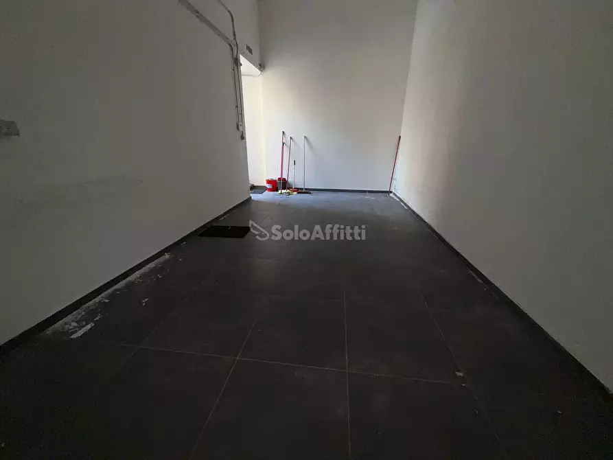 Immagine 9 di Locale commerciale in affitto  a Caserta