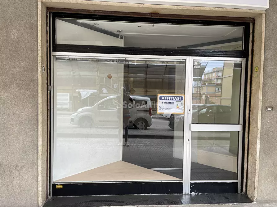 Immagine 7 di Locale commerciale in affitto  a Falconara Marittima