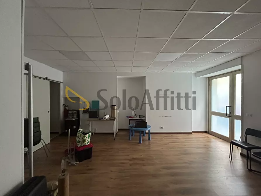 Immagine 13 di Locale commerciale in affitto  a Torino