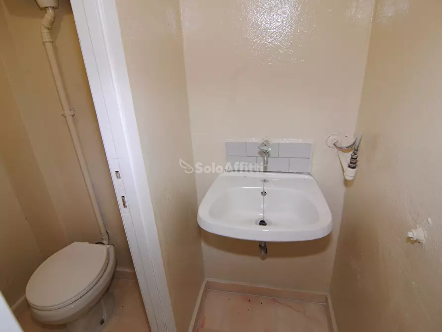 Immagine 6 di Locale commerciale in affitto  a Livorno