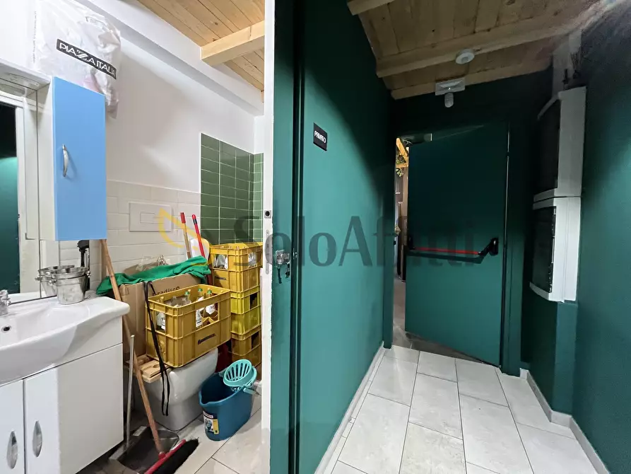 Immagine 12 di Locale commerciale in affitto  a Catanzaro