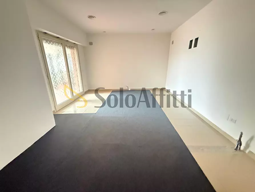 Immagine 5 di Locale commerciale in affitto  in Via Renato Iaselli 11 a Caserta