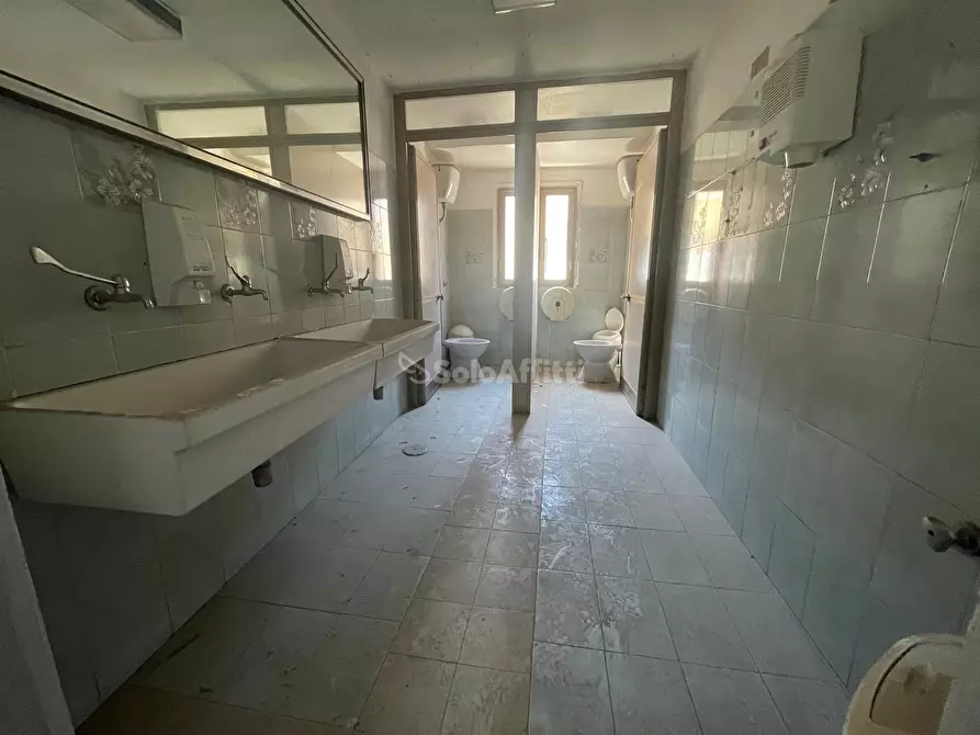 Immagine 28 di Locale commerciale in affitto  in Via A.S. Mazzocchi 2323 a Caserta