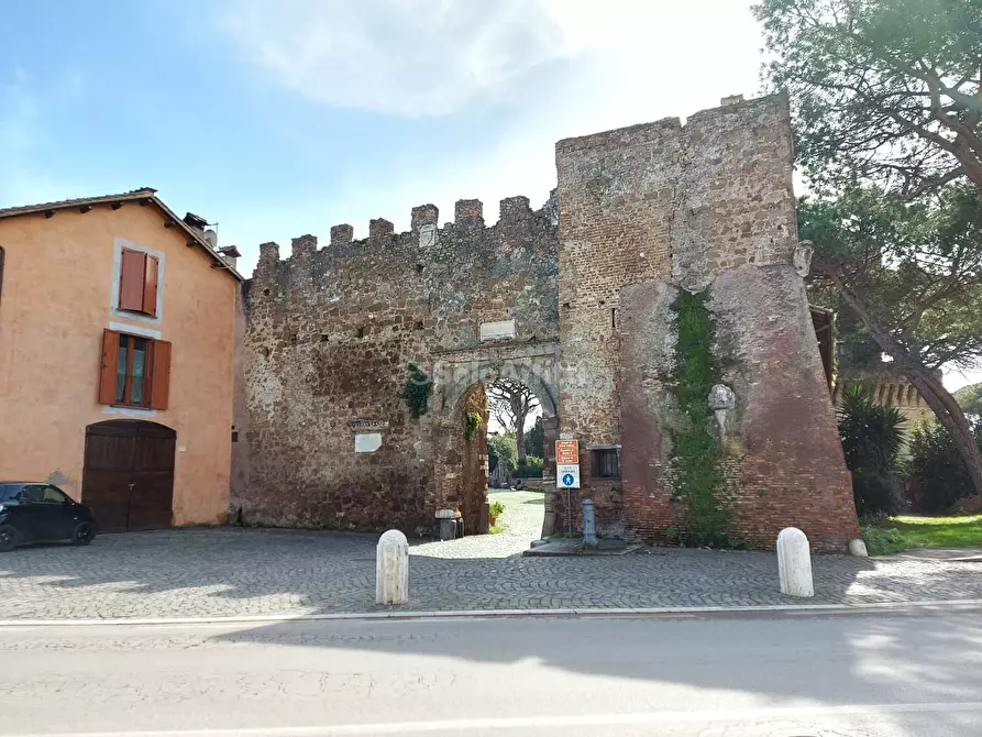 Immagine 44 di Trilocale in affitto  in Via del Castello a Roma