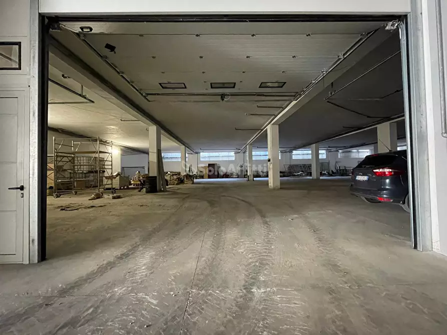 Immagine 1 di Magazzino in affitto  a Maddaloni