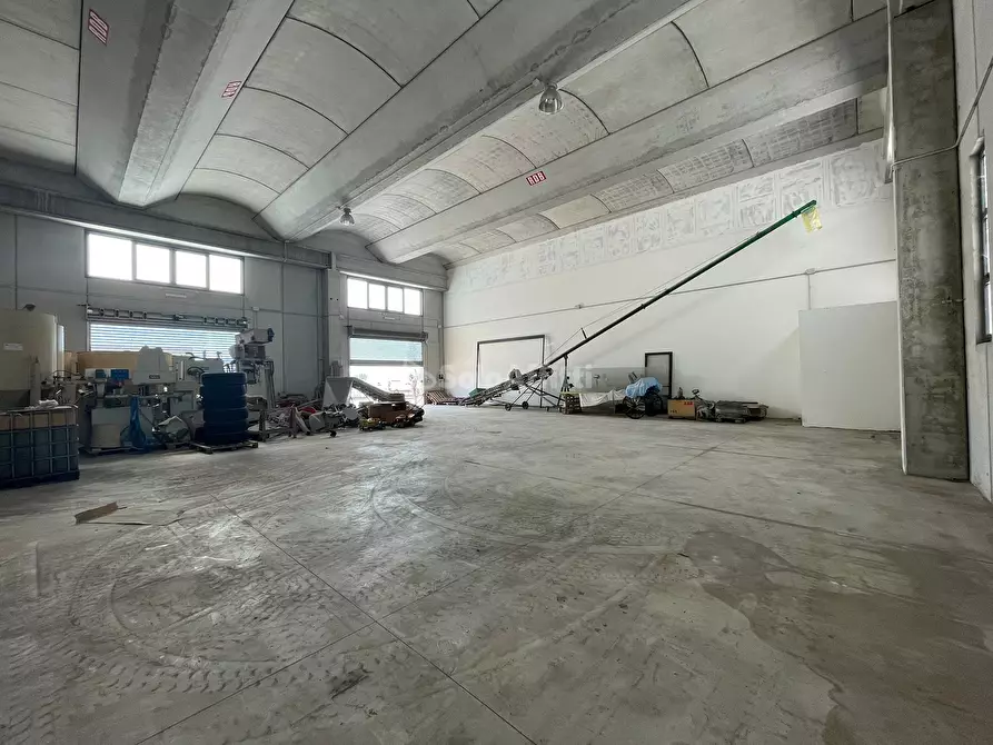 Immagine 5 di Capannone industriale in affitto  a Maddaloni