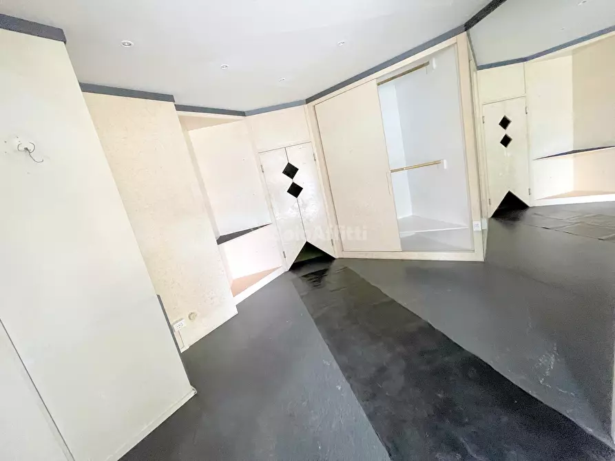 Immagine 2 di Locale commerciale in affitto  a Falconara Marittima