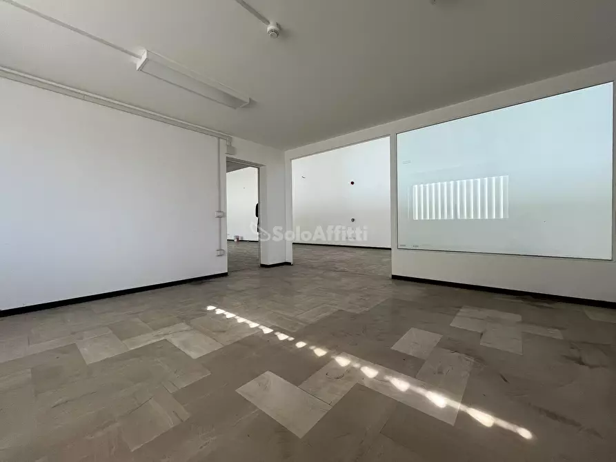 Immagine 13 di Locale commerciale in affitto  a Catanzaro