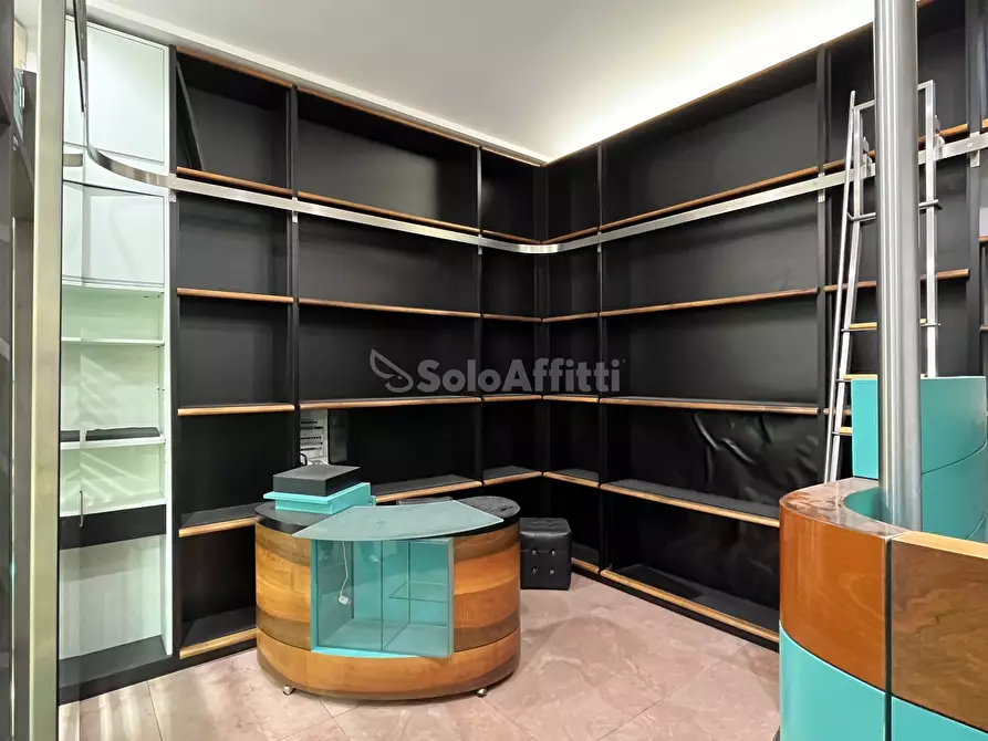 Immagine 12 di Locale commerciale in affitto  in Via Pretoria a Potenza