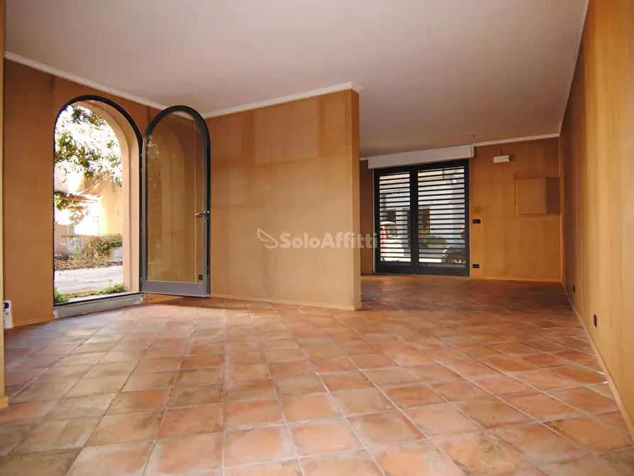 Immagine 6 di Locale commerciale in affitto  a Livorno