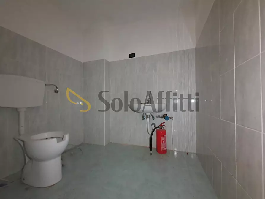 Immagine 5 di Locale commerciale in affitto  in Viale Magna Grecia 188 a Catanzaro