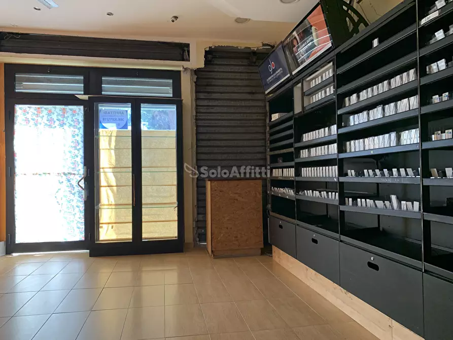 Immagine 5 di Locale commerciale in affitto  a Catanzaro