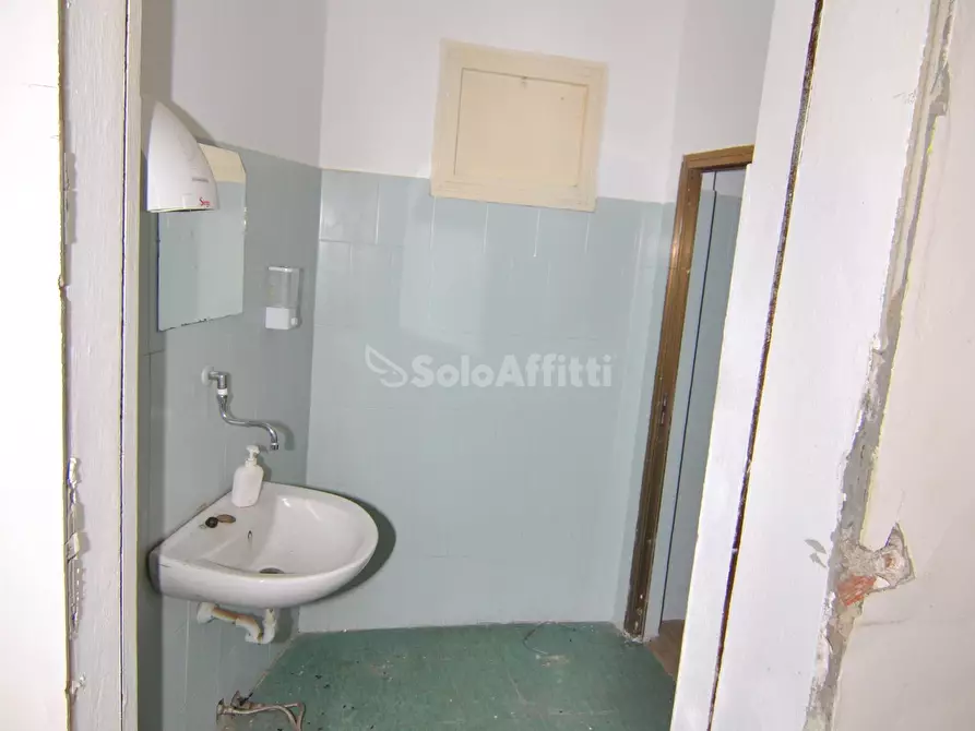 Immagine 11 di Locale commerciale in affitto  a Livorno