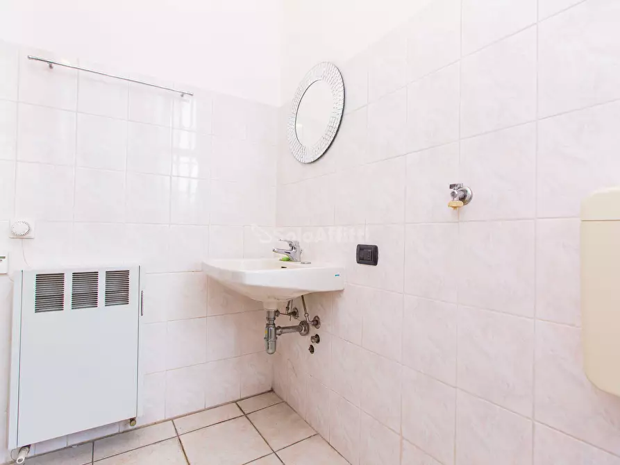 Immagine 25 di Locale commerciale in affitto  in Viale Lombardia 14 a Busto Arsizio