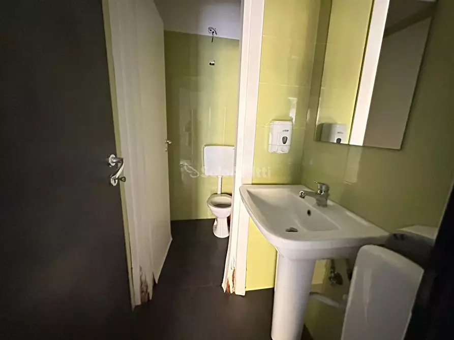 Immagine 21 di Locale commerciale in affitto  in Via Giambattista Vico 9 a Caserta