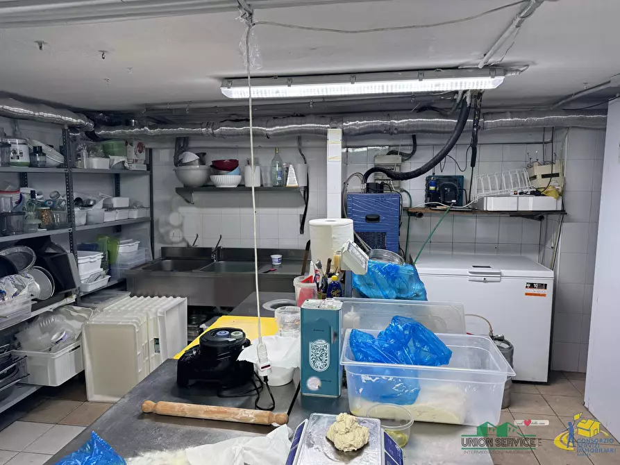 Immagine 3 di Locale commerciale in vendita  in Via Montebello a Parma