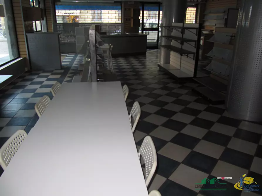 Immagine 6 di Locale commerciale in vendita  in Borgo Collegio Maria Luigia a Parma