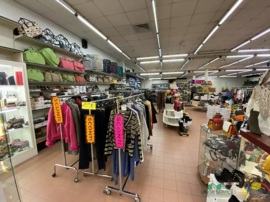 Immagine 3 di Locale commerciale in vendita  in Viale Sandro Pertini 1 a Collecchio