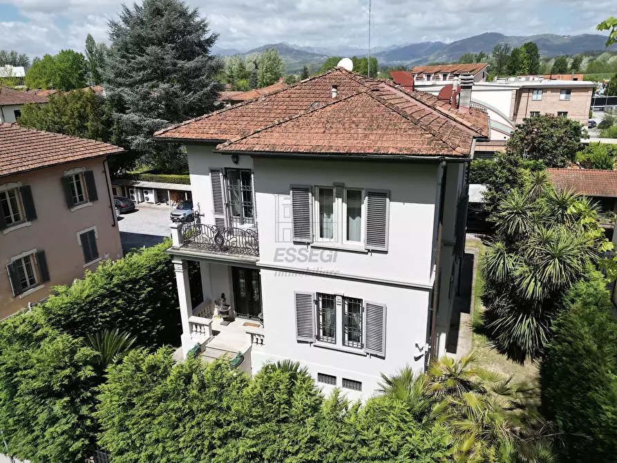Immagine 1 di Villa in vendita  in Viale Pacini 35 a Lucca