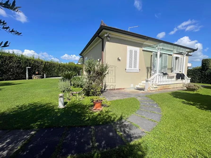 Immagine 3 di Villa in vendita  in Via di Moriano a Lucca