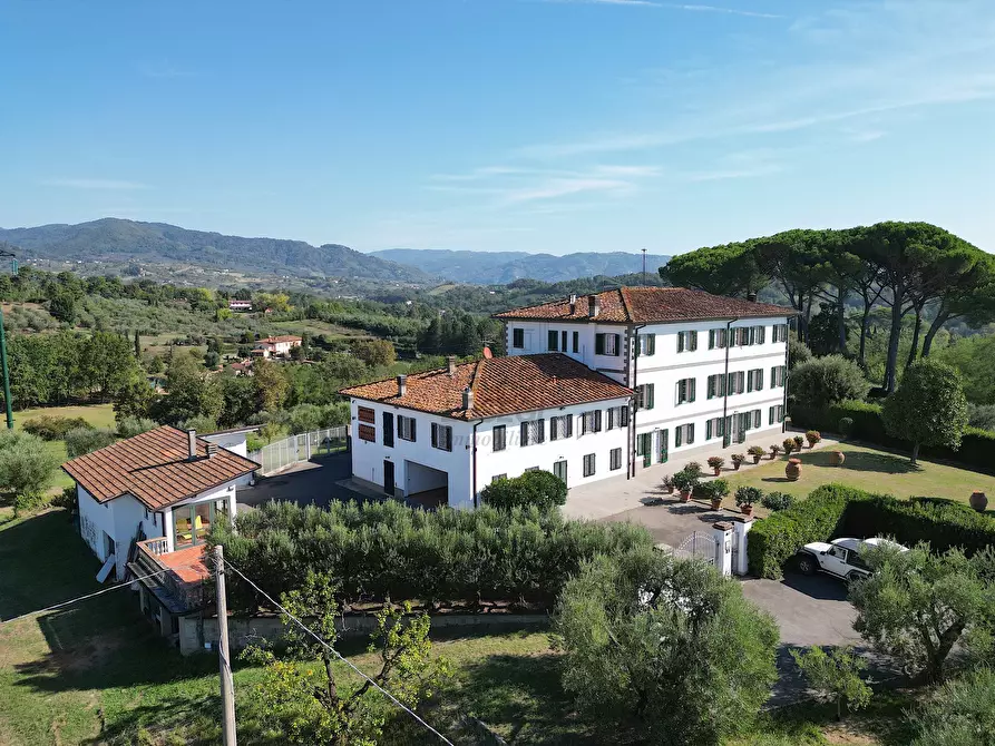 Immagine 1 di Villa in vendita  in Via dei Pieroni a Capannori