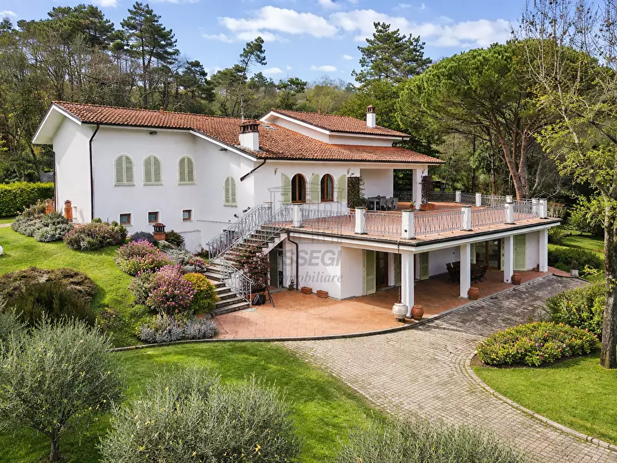 Immagine 1 di Villa in vendita  in Via dei Cotani 211 a Lucca