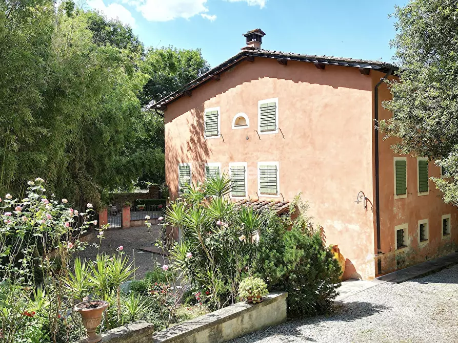 Immagine 2 di Villa in vendita  a Lucca