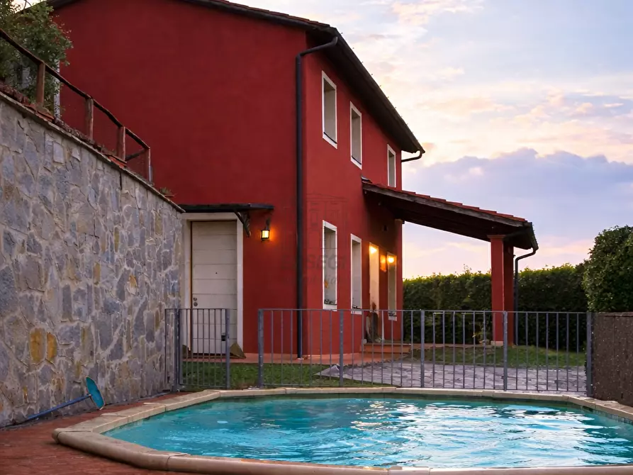 Immagine 1 di Villa in vendita  in Via di Colognora a Capannori