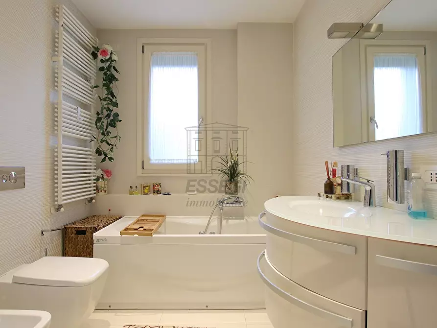 Immagine 16 di Appartamento in vendita  in Viale Luigi Cadorna 182 a Lucca