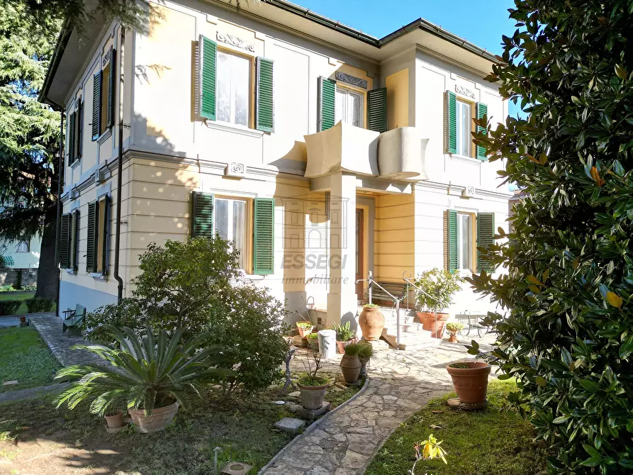 Immagine 3 di Villa in vendita  in via barsanti e matteucci a Lucca