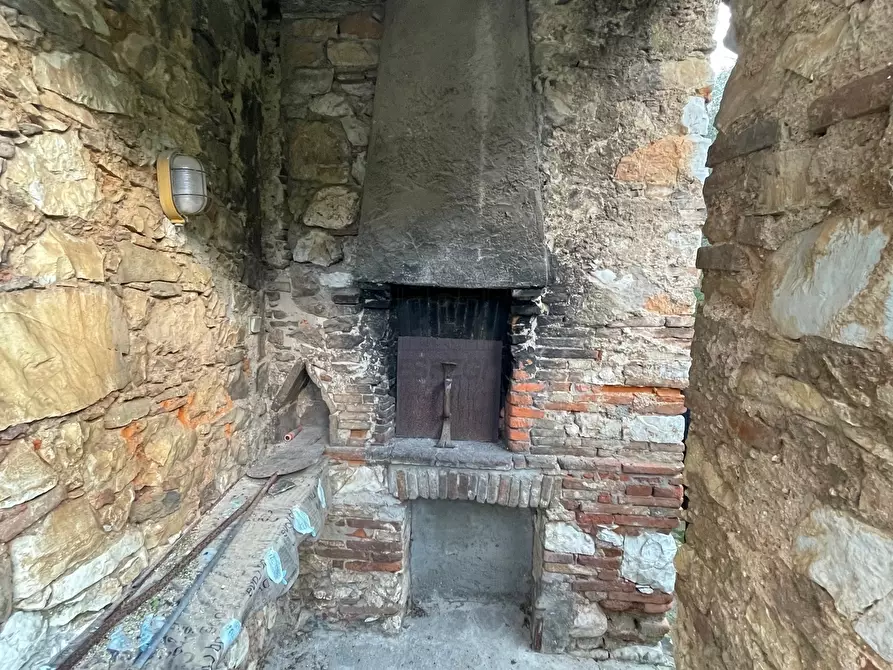 Immagine 9 di Rustico / casale in vendita  a Lucca
