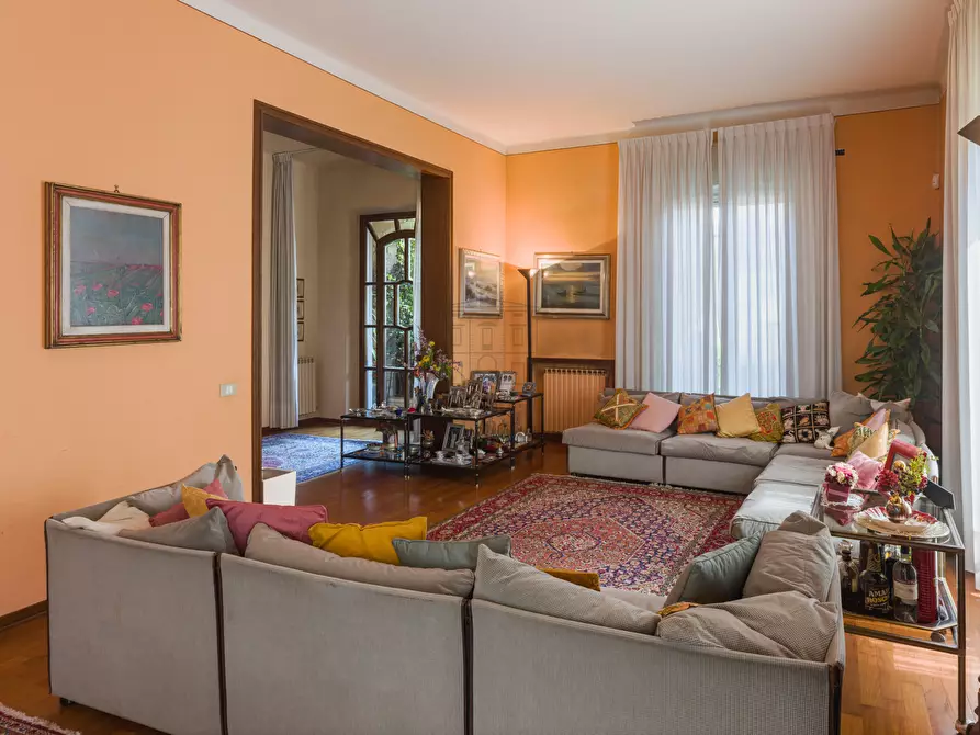 Immagine 8 di Villa in vendita  in Via Castruccio Buonamici a Lucca