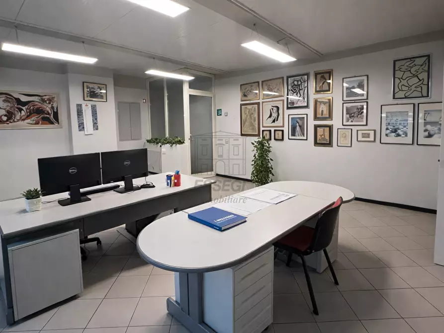 Immagine 4 di Ufficio in vendita  a Lucca