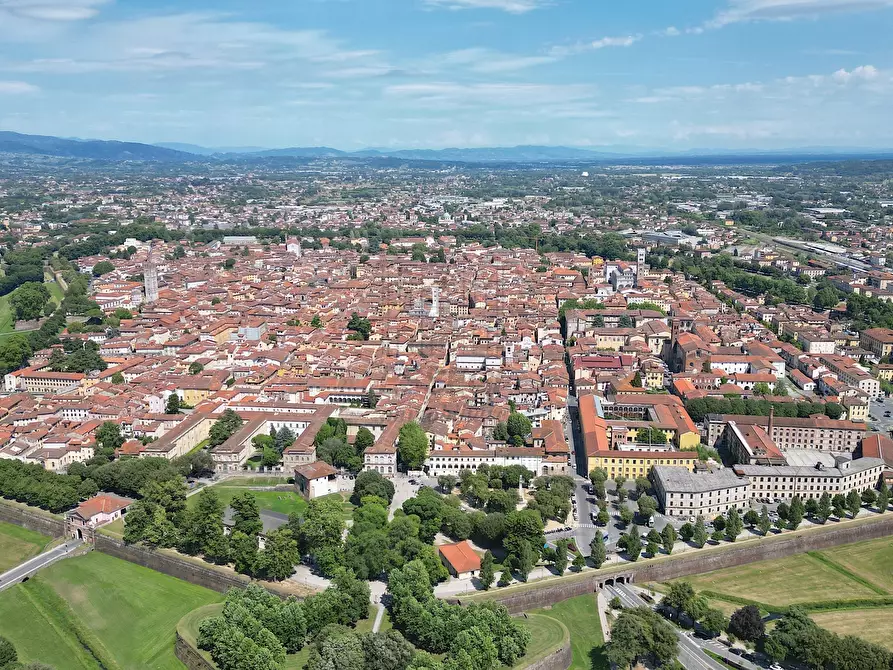 Immagine 47 di Villa in vendita  in Via Castruccio Buonamici a Lucca