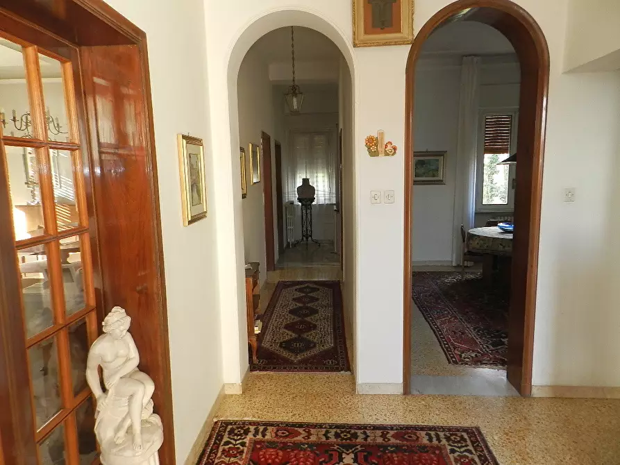 Immagine 2 di Villa in vendita  a Lucca