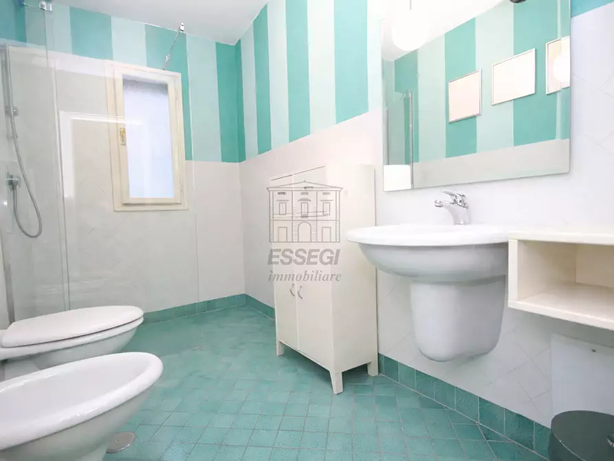 Immagine 14 di Appartamento in vendita  a Lucca