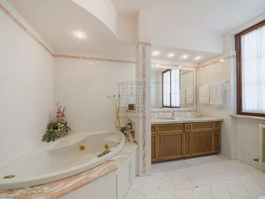 Immagine 22 di Villa in vendita  in Via di santa alessio 168 a Lucca