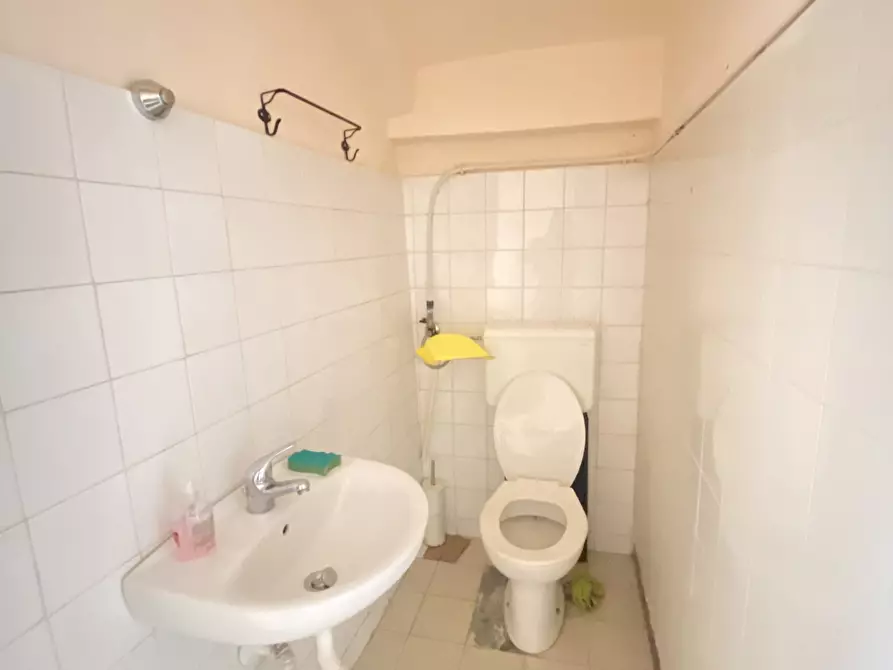 Immagine 7 di Locale commerciale in affitto  in Via Cuzzocrea 4 a Reggio Di Calabria