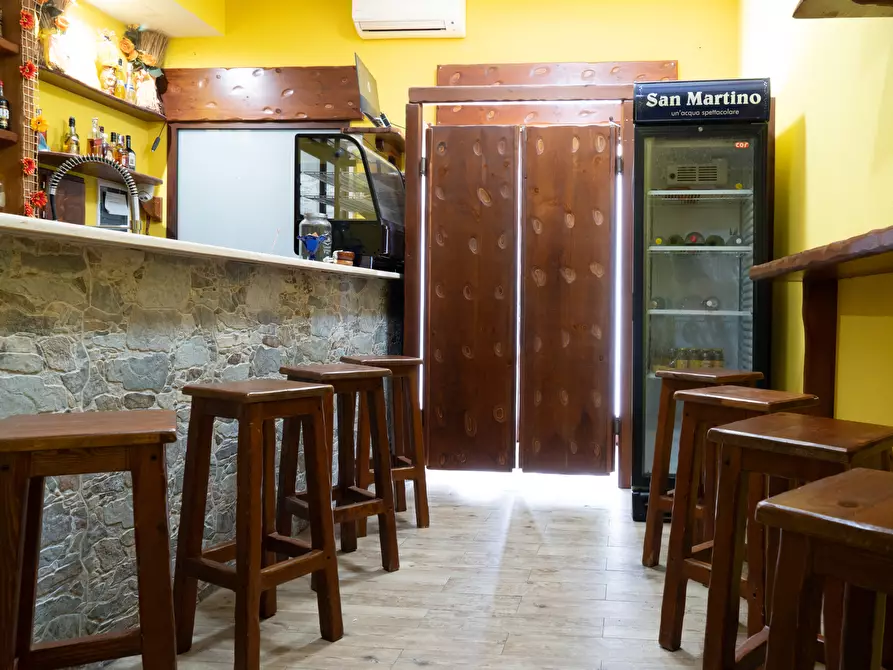 Immagine 2 di Locale commerciale in affitto  a Uta