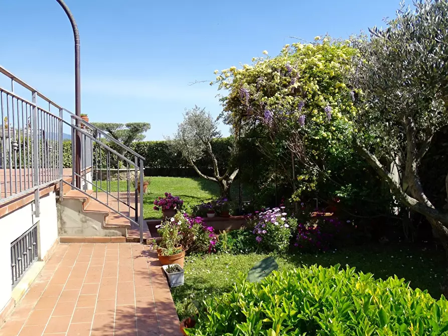 Immagine 5 di Villa in vendita  a Sarzana