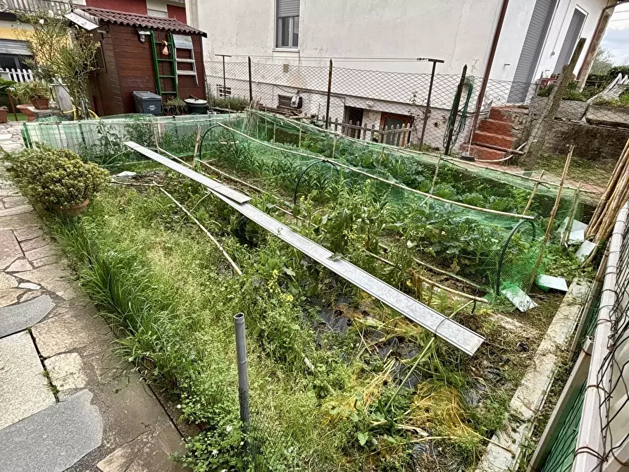 Immagine 15 di Casa semindipendente in vendita  a Castelnuovo Magra