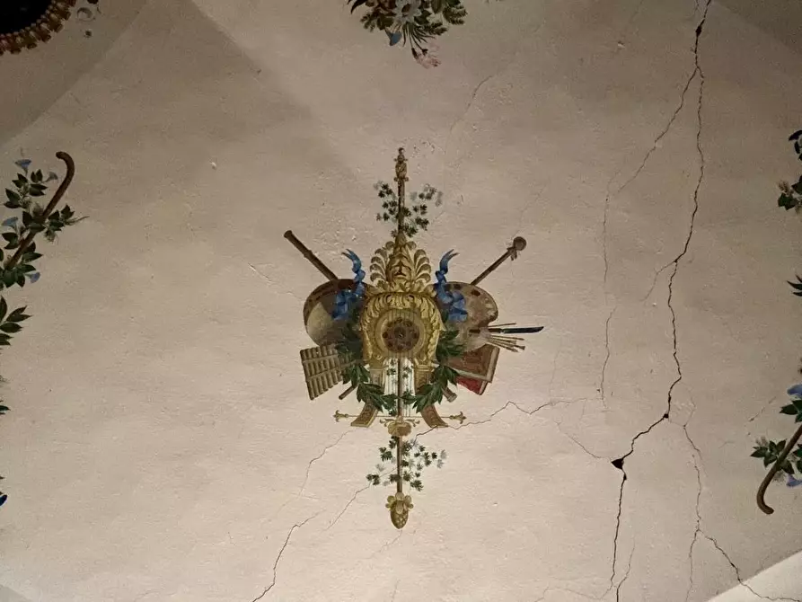 Immagine 18 di Villa in vendita  a Castelnuovo Magra