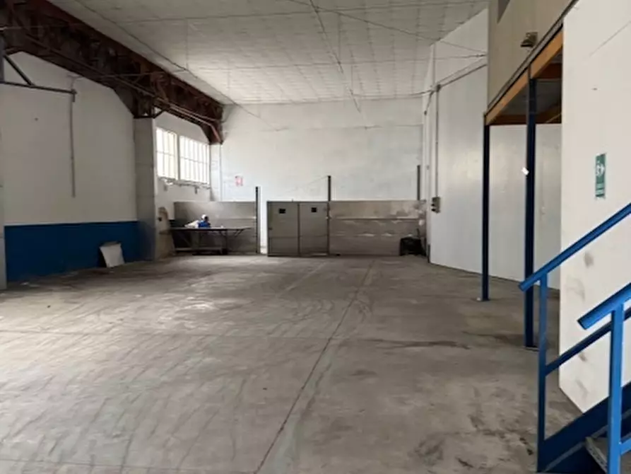 Immagine 2 di Capannone industriale in affitto  in Via degli Oliveti a Massa