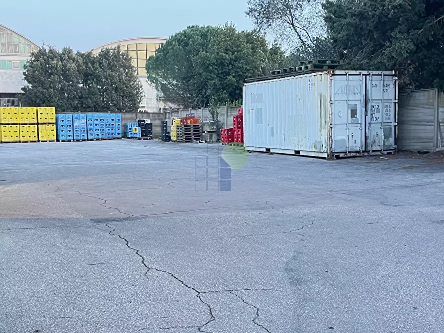 Immagine 7 di Locale commerciale in affitto  in Via delle Macchie 4 a Livorno