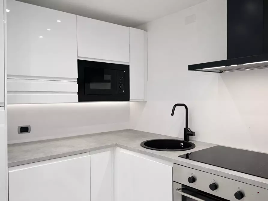 Immagine 8 di Bilocale in affitto  in Via Verbano a Arona