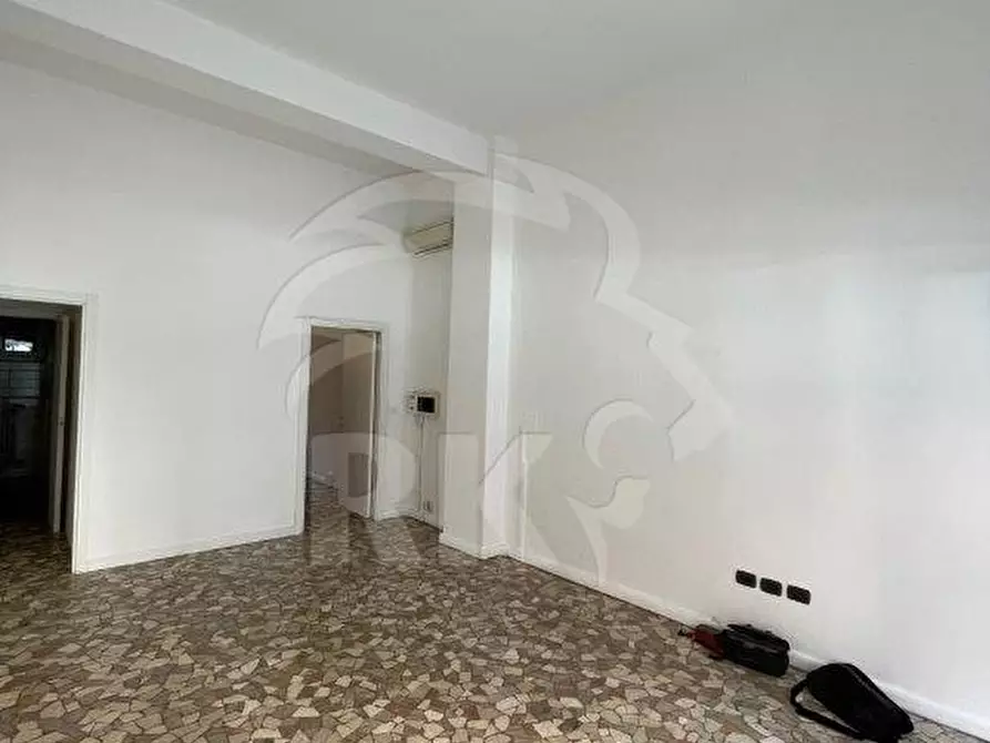 Immagine 37 di Locale commerciale in affitto  in via Milazzo a Bologna