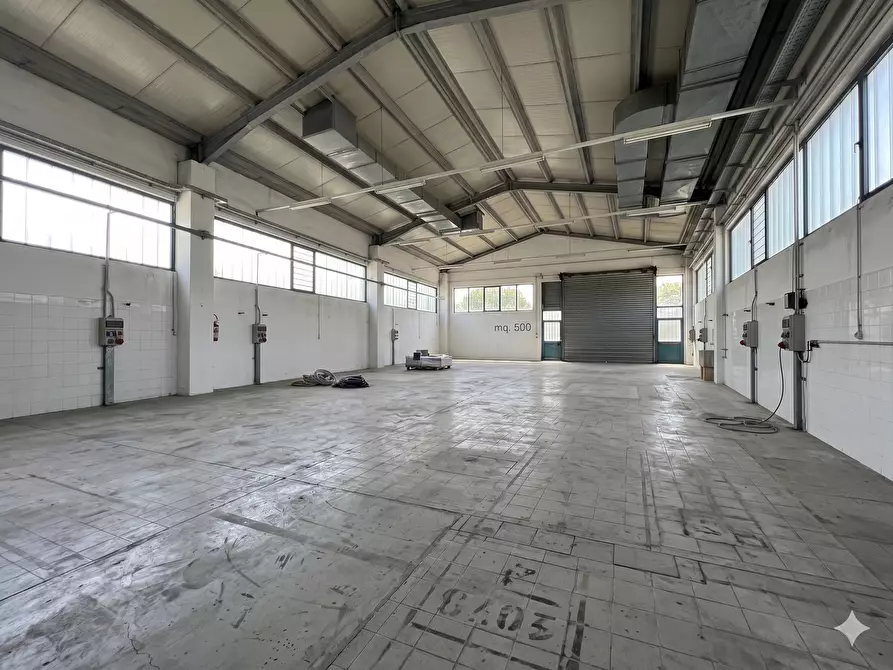 Immagine 1 di Locale commerciale in affitto  in Via Gaetano Mario Columba 81 a Siracusa